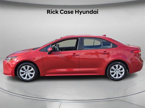 Used 2021 Toyota Corolla LE image 3