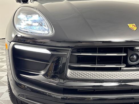 Certified 2025 Porsche Macan image 12