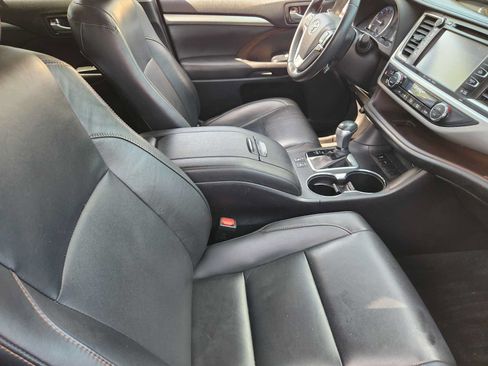 Used 2019 Toyota Highlander XLE FWD image 13