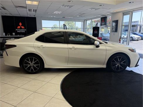 Used 2024 Toyota Camry SE FWD image 4