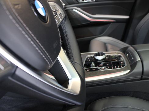 Used 2024 BMW X7 xDrive40i w/ Climate Comfort Package image 33