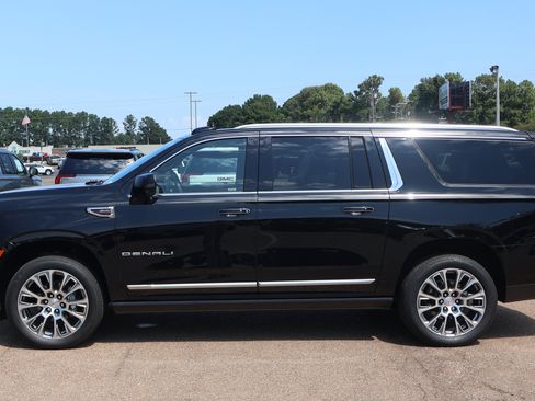 Used 2025 GMC Yukon XL Denali w/ Denali Reserve Package RWD image 4