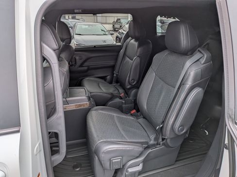 Certified 2025 Toyota Sienna Platinum image 11