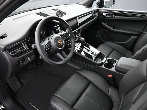 Certified 2026 Porsche Macan AWD/4WD image 4
