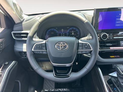 New 2025 Toyota Highlander Platinum image 12
