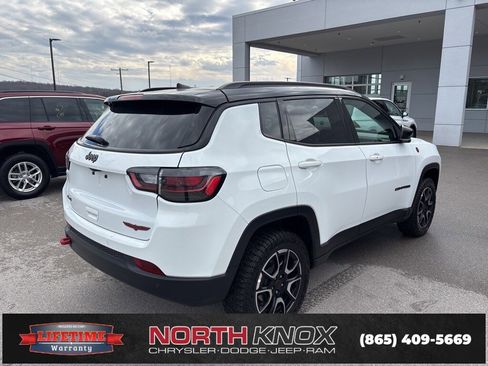 Used 2025 Jeep Compass Trailhawk w/ Trailhawk Elite Group image 3