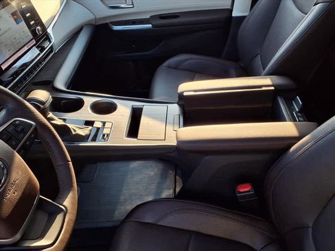 Used 2024 Toyota Sienna Platinum image 13