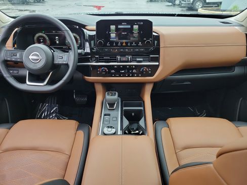 Certified 2025 Nissan Pathfinder Platinum w/ Black Appearance Package AWD/4WD image 9