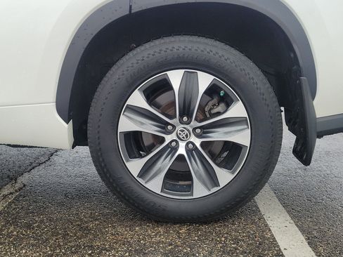 Used 2021 Toyota Highlander XLE image 5