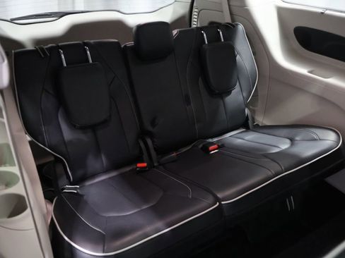 Used 2024 Chrysler Pacifica Limited image 23