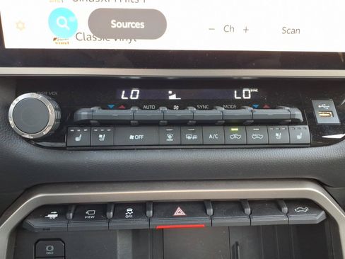 Used 2025 Toyota Tundra Limited AWD/4WD image 22