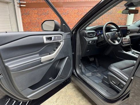 Used 2022 Ford Explorer XLT w/ Equipment Group 202A image 9