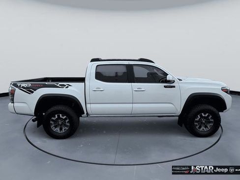 Used 2021 Toyota Tacoma TRD Off-Road w/ Technology Package AWD/4WD image 4