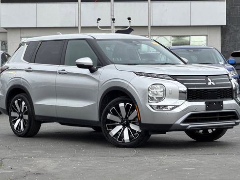 Used 2025 Mitsubishi Outlander SE image 2