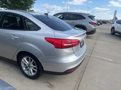 Used 2015 Ford Focus SE FWD image 3