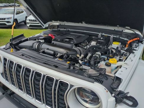 Used 2024 Jeep Wrangler Unlimited Sahara AWD/4WD image 36