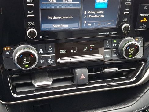 Used 2021 Toyota Highlander XLE image 17