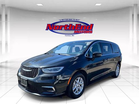 Used 2023 Chrysler Pacifica Touring-L FWD image 7