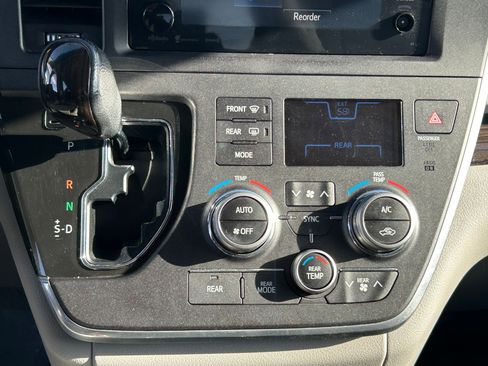 Used 2016 Toyota Sienna XLE FWD image 22
