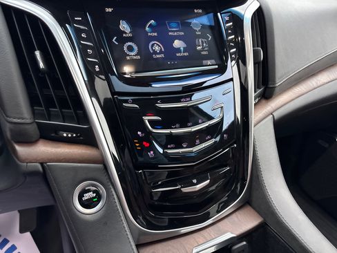 Used 2018 Cadillac Escalade Luxury image 21