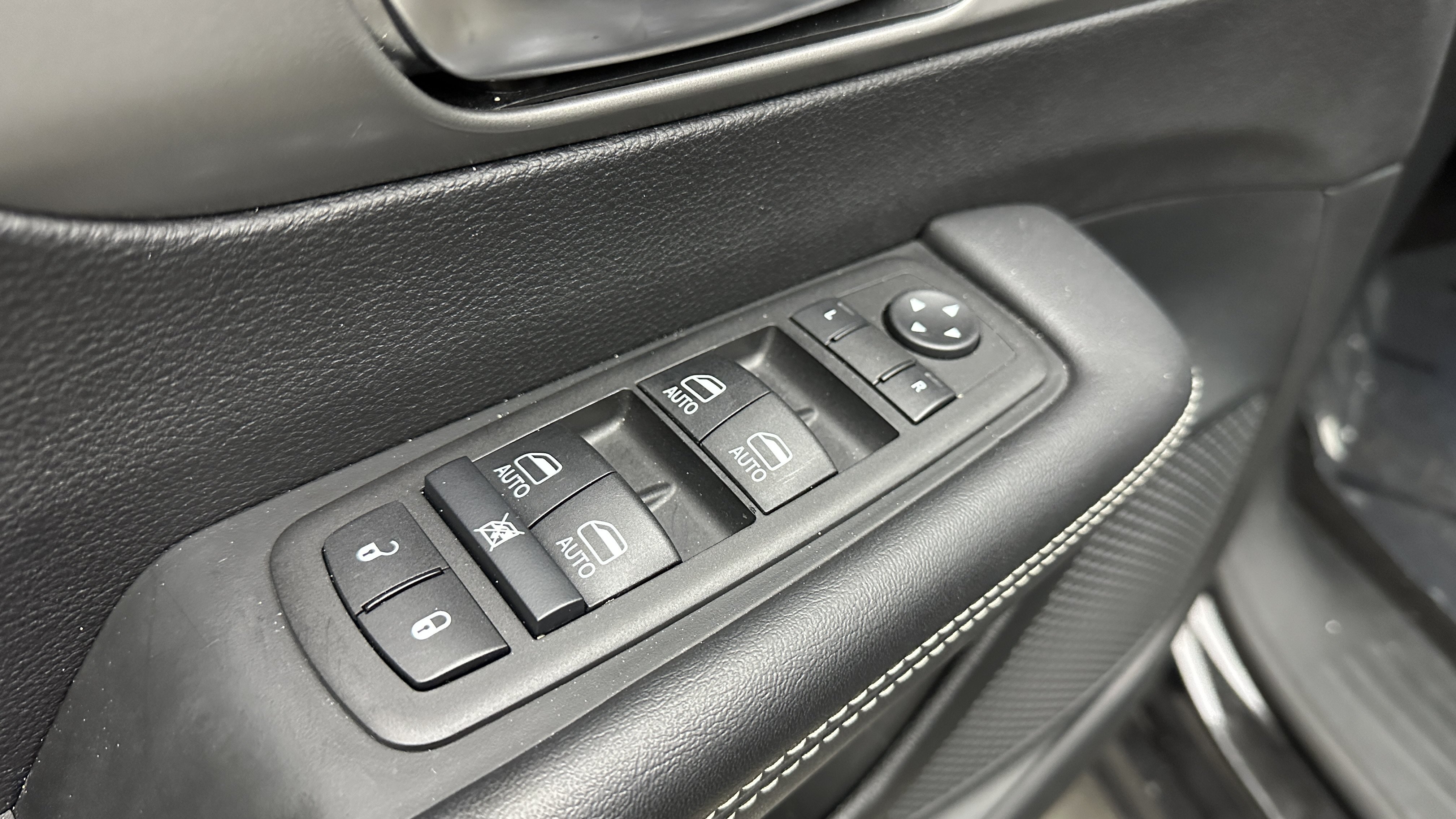 Used 2025 Chrysler Pacifica Select FWD image 11
