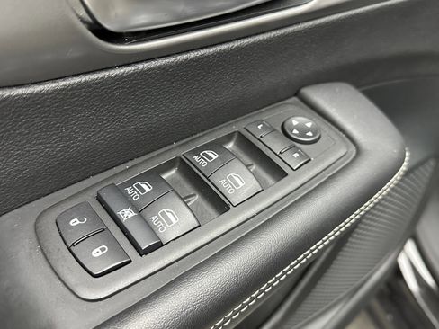 Used 2025 Chrysler Pacifica Select image 11