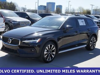 New 2025 Volvo V60 B5 Cross Country Ultra w/ Protection Package Premier video 2