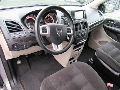 Used 2018 Dodge Grand Caravan SE w/ UConnect Hands-Free Group image 14