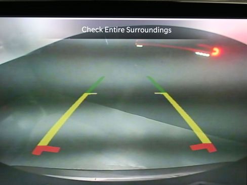 Used 2022 Chrysler Pacifica Touring-L image 18