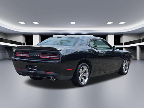 Used 2018 Dodge Challenger SXT RWD image 5