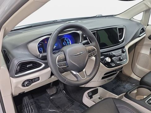 Used 2024 Chrysler Pacifica Limited FWD image 16