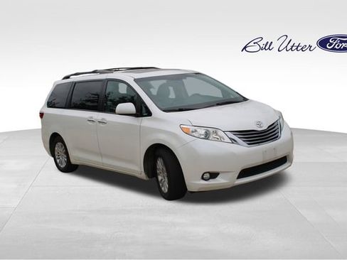 Used 2017 Toyota Sienna XLE Premium FWD image 3