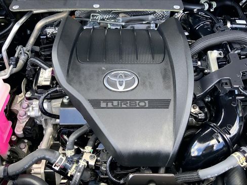 Used 2025 Toyota Highlander LE FWD image 32