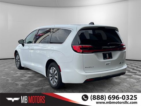 Used 2024 Chrysler Pacifica Select image 8