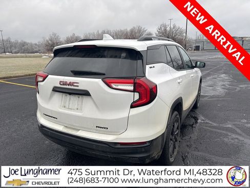 Used 2023 GMC Terrain SLE w/ Driver Convenience Package image 4