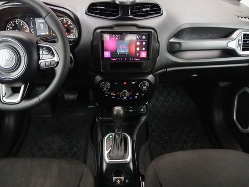 Used 2018 Jeep Renegade Latitude w/ Popular Equipment Group FWD image 3