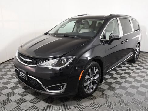 Used 2017 Chrysler Pacifica Limited w/ Advanced Safetytec Group FWD image 1