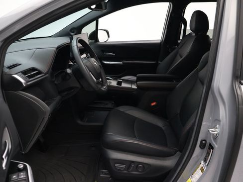 Used 2025 Toyota Sienna XSE w/ XSE Plus Package FWD image 14