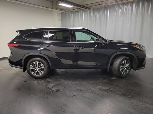 Used 2022 Toyota Highlander XLE AWD/4WD image 9