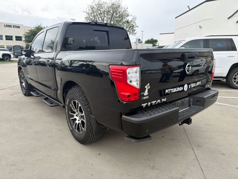Used 2022 Nissan Titan SV w/ SV Convenience Package image 3