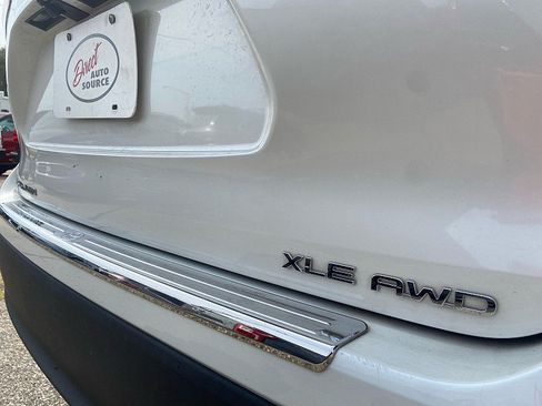 Used 2021 Toyota Highlander XLE AWD/4WD image 30