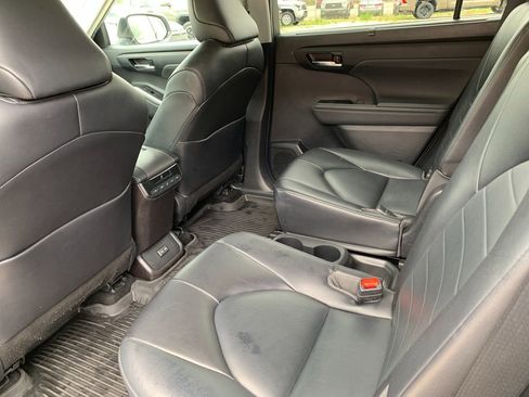 Used 2022 Toyota Highlander XLE AWD/4WD image 14