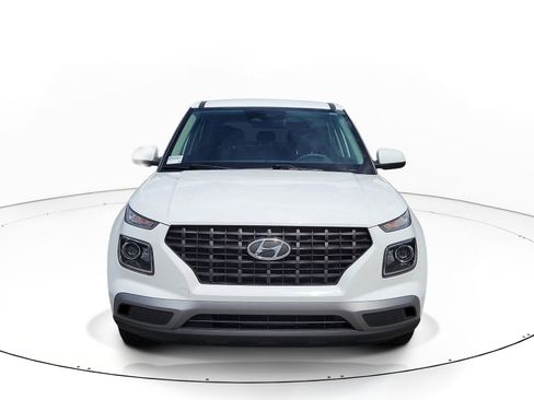 Used 2023 Hyundai Venue SE FWD image 2