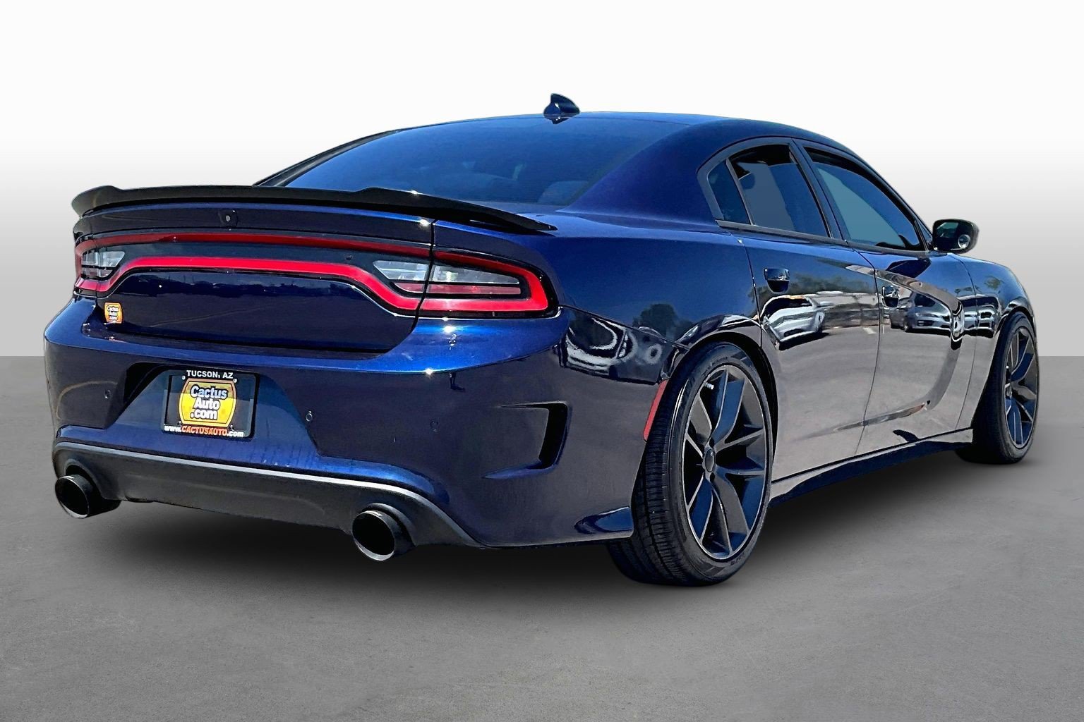 Used 2015 Dodge Charger SXT RWD image 2