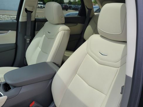 Used 2022 Cadillac XT5 Premium Luxury w/ Technology Package AWD/4WD image 7