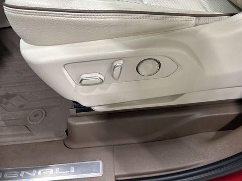 Used 2021 GMC Yukon Denali image 11