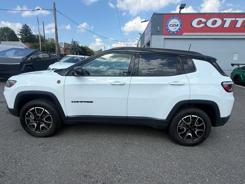 Used 2025 Jeep Compass Trailhawk AWD/4WD image 8