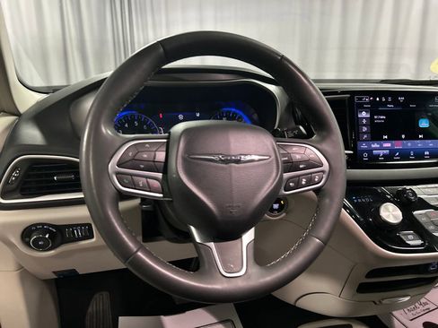 Used 2023 Chrysler Pacifica Touring-L FWD image 15