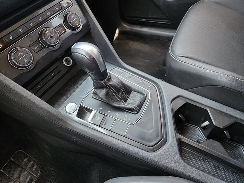 Used 2021 Volkswagen Tiguan SE image 12