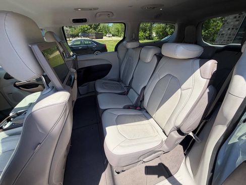 Used 2017 Chrysler Pacifica Touring-L Plus FWD image 10